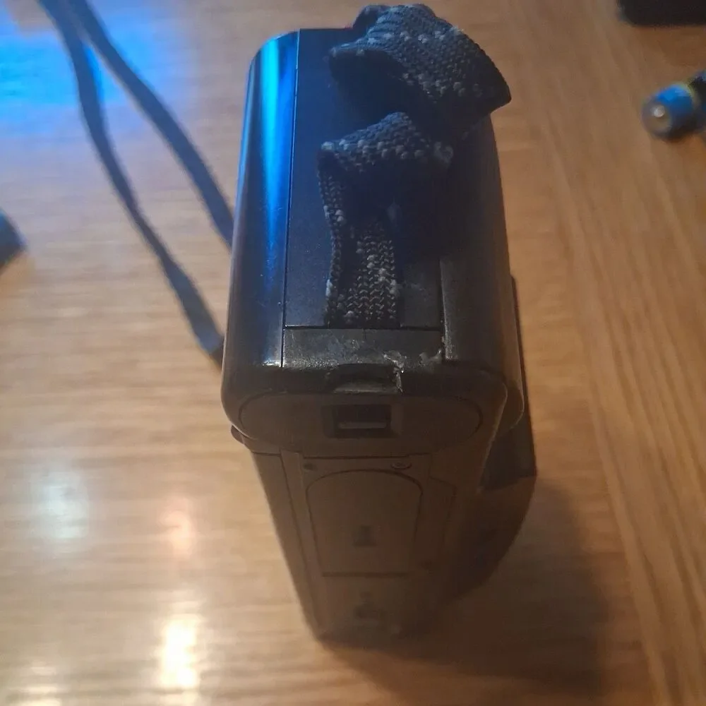 Minolta Freedom II Point & Shoot 35mm Film Camera works, battery won't latch